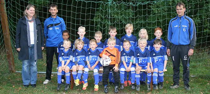 U7-Mannschaft des UFC Ellingen startet mit neuen Trikots in die Herbst/Wintersaison 2013