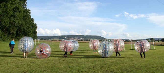 Fußball zum Kugeln: Bubble-Soccer-Aktion beim UFC Ellingen