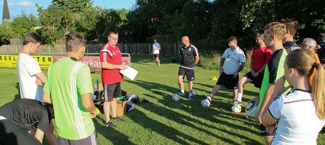 Fit für Kids: Zwei UFCler bei der Fußball-U5/U7-Schulung in Augsburg