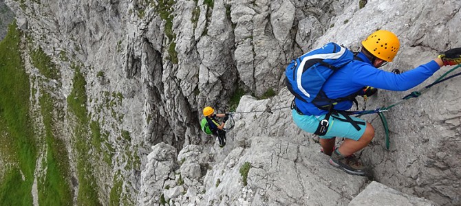 Vier Radsportler in luftiger Höhe: Klettern am Hindelanger Klettersteig in Oberstdorf