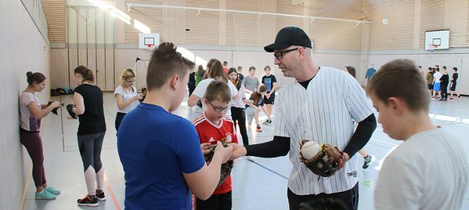 Schnupper-Baseball für die Ellinger Mittelschüler