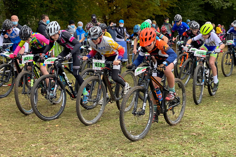 Nils Strauch holt Bronze beim MTB XCO in Gedern/Hessen im Rahmen der Deutschen Meisterschaften  U15/U17 Korbinian Krügl bei der U9m auf Platz 5 – Sofia Maurer ebenfalls Fünfte bei der U13w – Kilian Krügl bärenstark aber mit Sturzpech – weitere gute Platzierungen