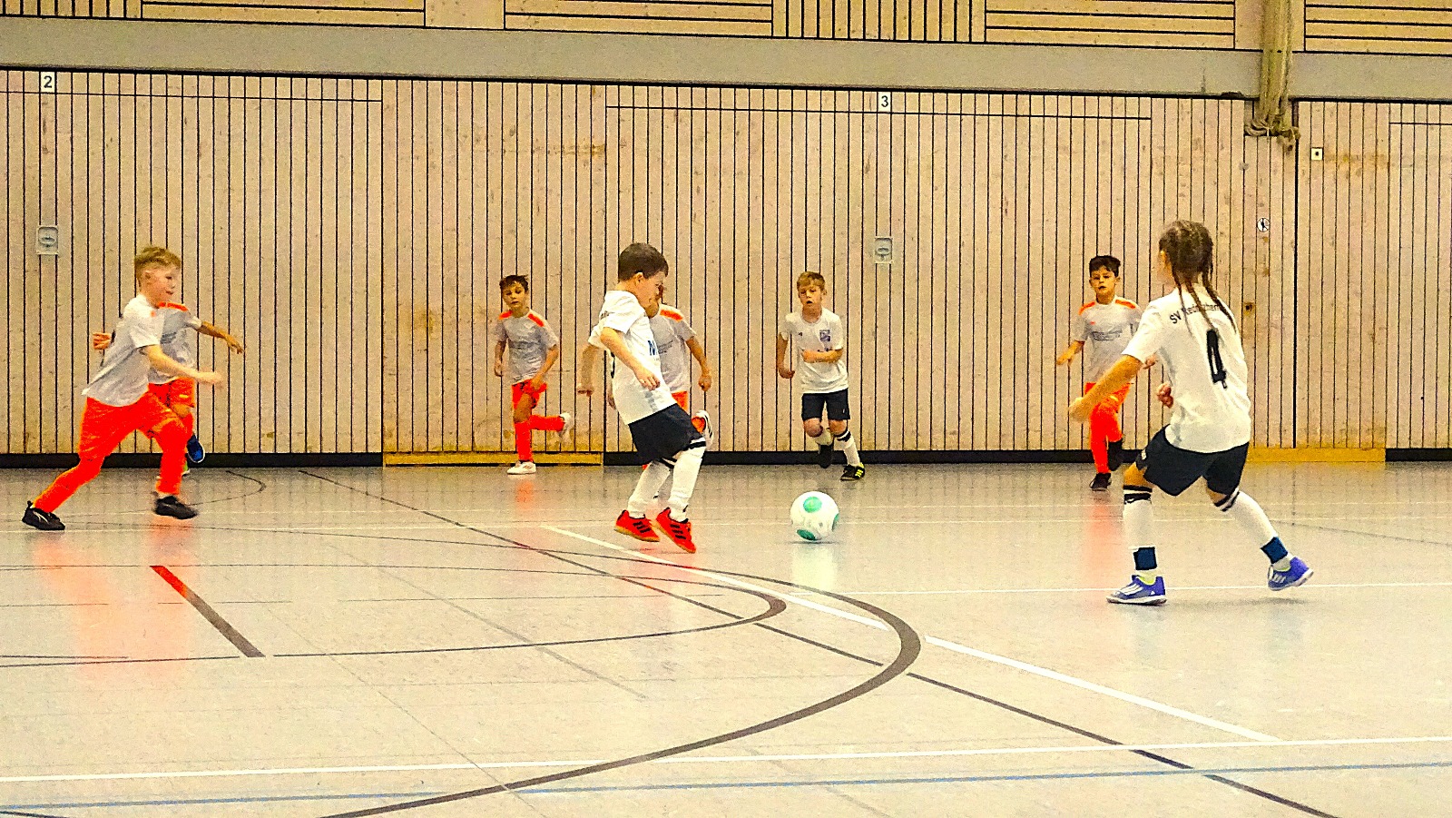 Überregional besetzter Freizeit-Hallenfußball-Turnierspaß in Ellingen Überregional besetzter Freizeit-Hallenfußball-Turnierspaß in Ellingen